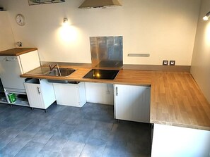 Réfrigérateur, four à micro-ondes, un four, surface de cuisson