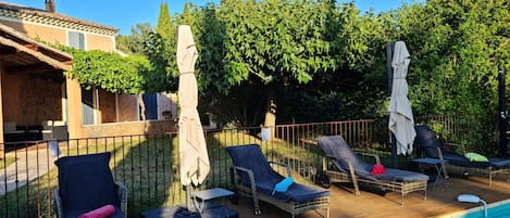 Piscine extérieure, piscine chauffée, chaises longues