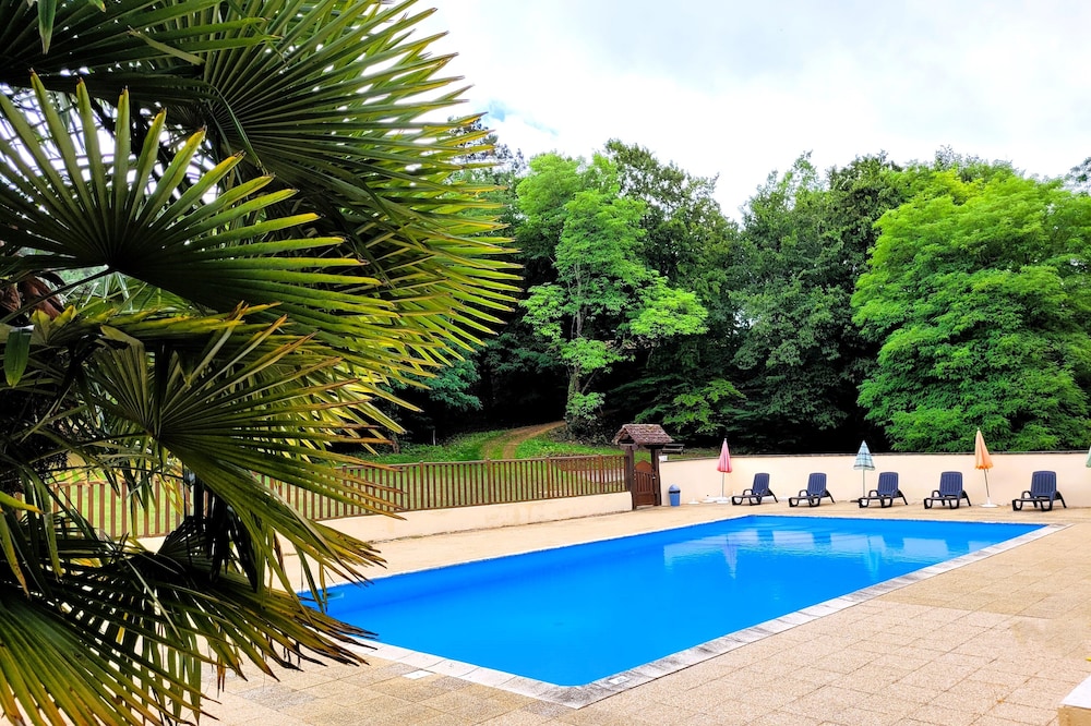 House for 15 people in Salat, shared heated swimming pool of 100 m2, wifi