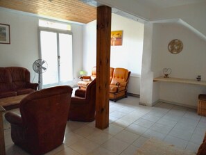 Fernseher, Kamin, DVD-Player, Tischtennisplatte