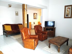 Fernseher, Kamin, DVD-Player, Tischtennisplatte