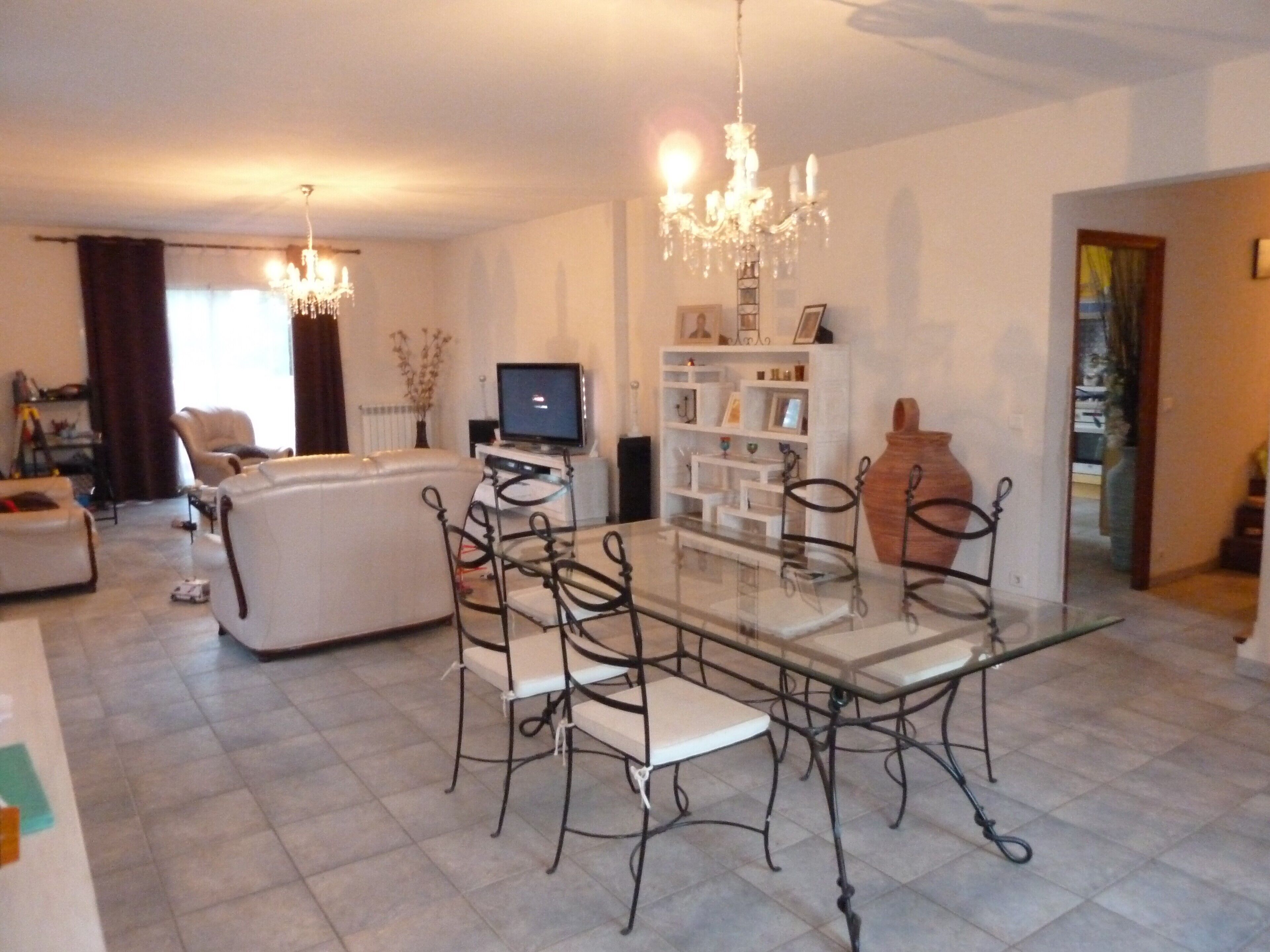 Recent 400 m² villa sleeps up to 21 with pool and sports room in Hérault