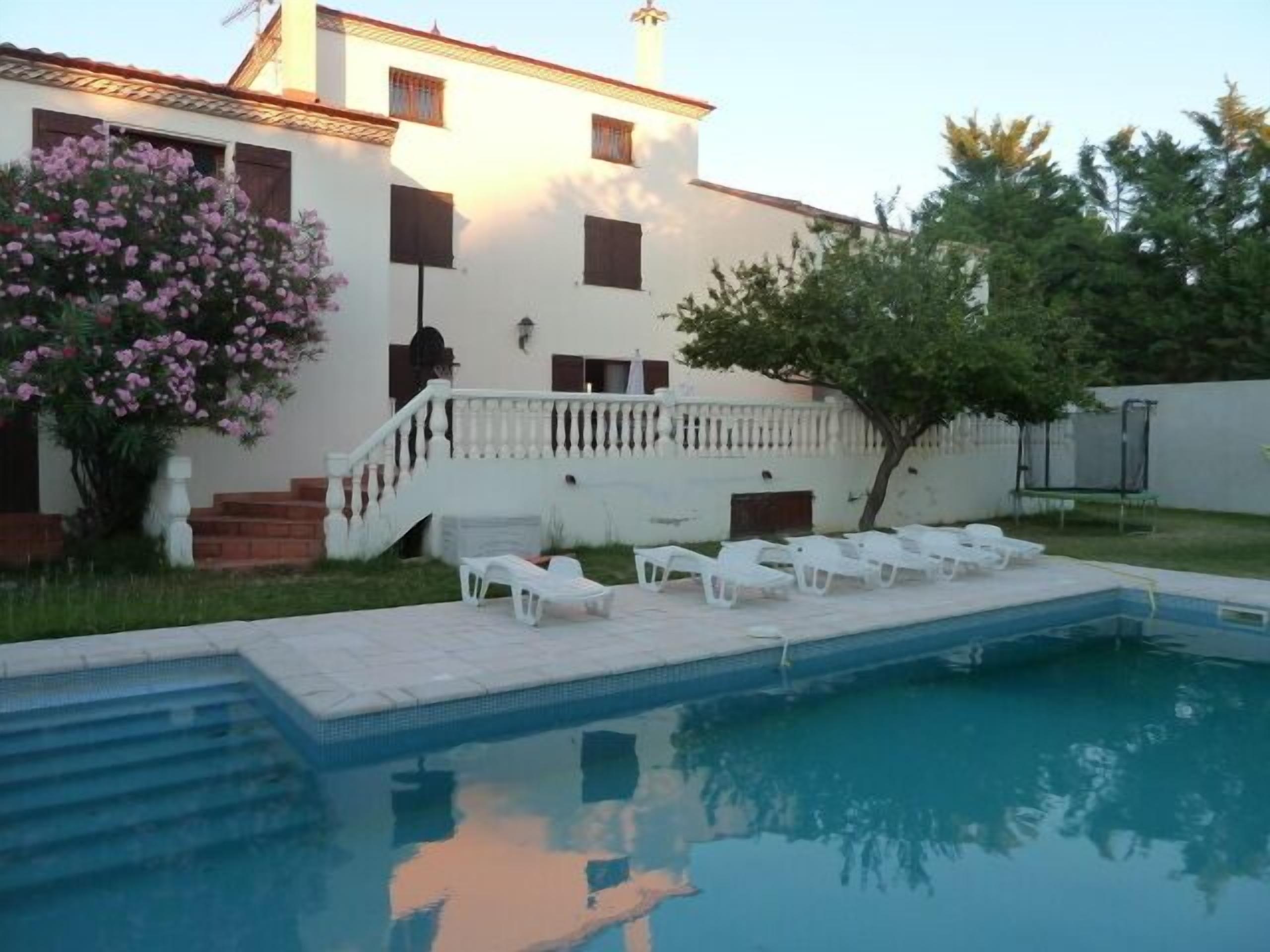 Recent 400 m² villa sleeps up to 21 with pool and sports room in Hérault