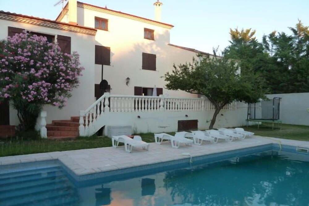 Recent 400 m² villa sleeps up to 21 with pool and sports room in Hérault
