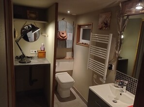 Shower, hair dryer, towels, toilet paper - Comfortable apartment 300m from the sea (Sibiril)