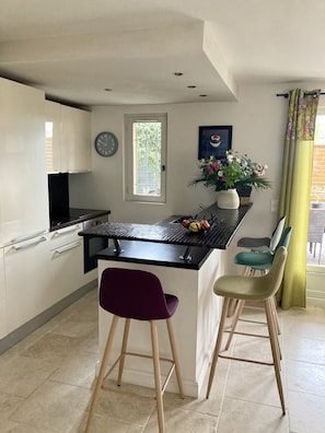 Jääkaappi, mikroaaltouuni, uuni, liesi