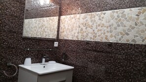 Sèche-cheveux, serviettes fournies, savon, shampoing