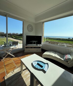 Télévision, cheminée, baby-foot