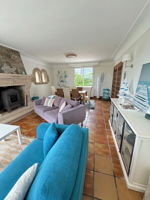 Télévision, cheminée, baby-foot