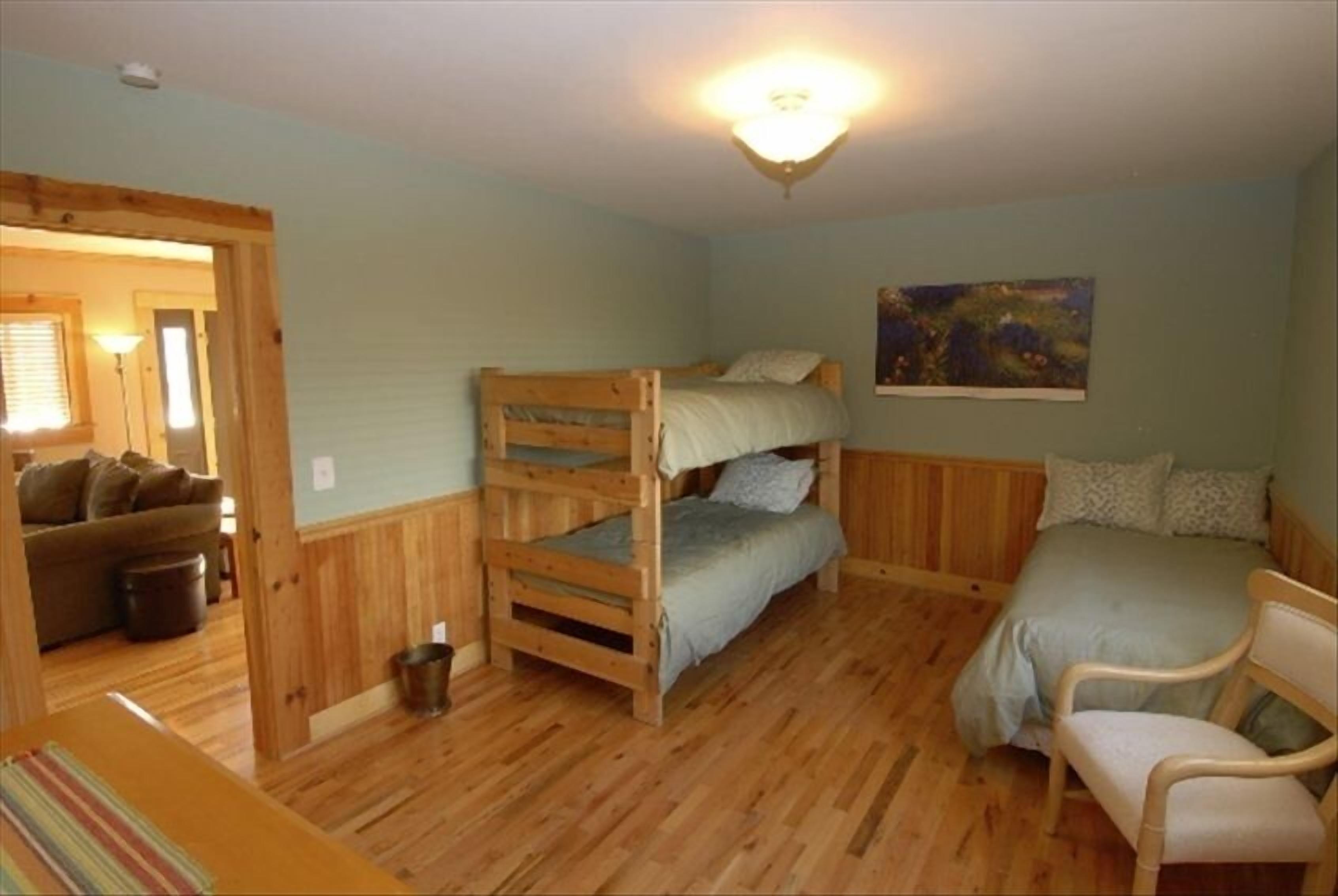 The McCloud Vacation Home on Mt. Shasta Sleeps 10+, Free Wifi