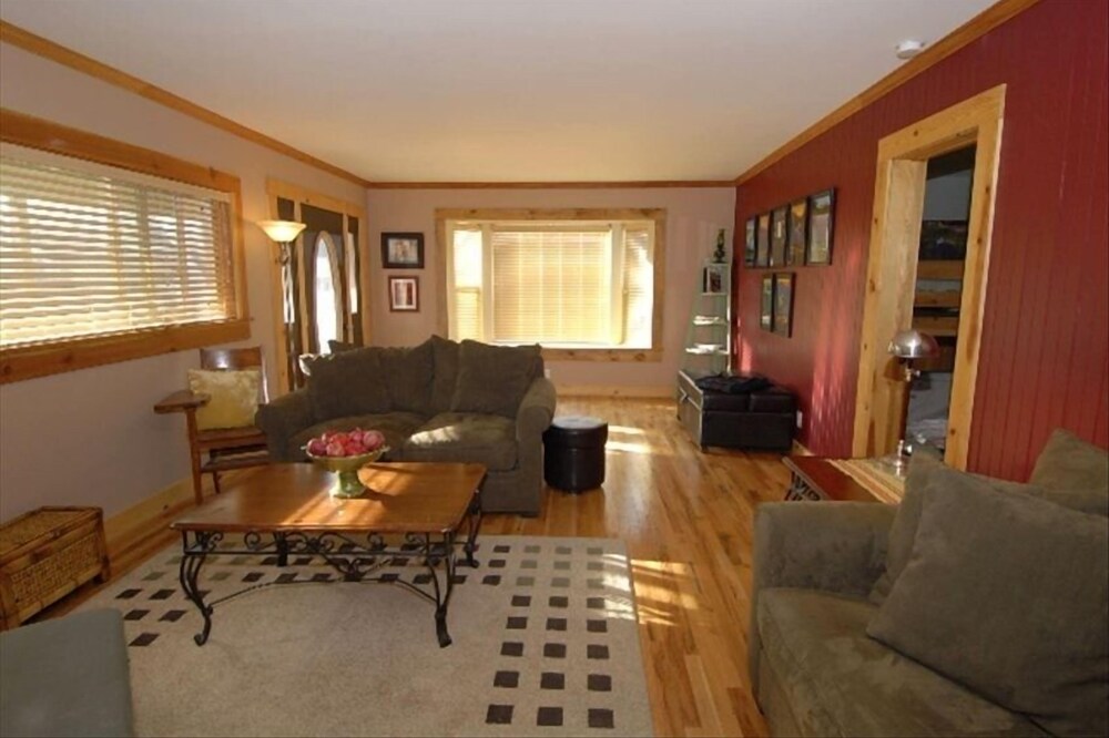 The McCloud Vacation Home on Mt. Shasta Sleeps 10+, Free Wifi