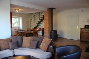 Fernseher, Kamin, Videospiele, DVD-Player