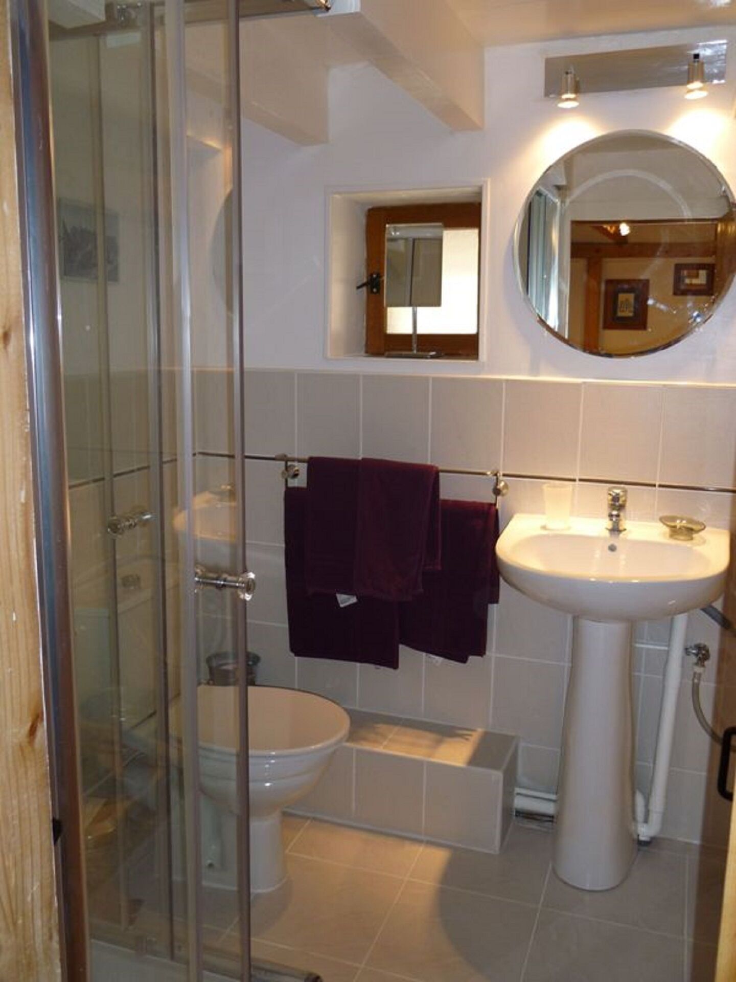Douche, sèche-cheveux, serviettes fournies, papier toilette