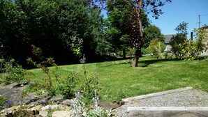 A garden with a variety of plants and a small pond. - Character cottage with all the charm of the countryside (Anglars-Saint-Félix)