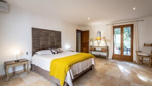 A bedroom with a bed, bedside table, lamp, dresser, mirror, and a view of the outdoors. - CASA VERDE - VILLA **** - Heated swimming pool - Near L'Ile-Rousse beach (Monticello)