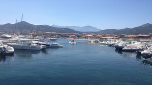 A marina with boats docked, surrounded by buildings and mountains. - CASA VERDE - VILLA **** - Heated swimming pool - Near L'Ile-Rousse beach (Monticello)