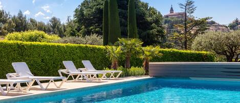 Piscine extérieure, piscine chauffée, chaises longues