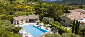 Traditional farmhouse with heated swimming pool at the foot of the Mont Ventoux