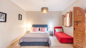 4 bedrooms, iron/ironing board, Internet, bed sheets