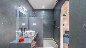 Shower, hair dryer, towels - Riad Melilo heated swimming pool 2 steps from Jeema el Fna square (Marrakech)