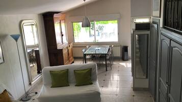 Fernseher, Tischfußball, Tischtennisplatte, Stereoanlage