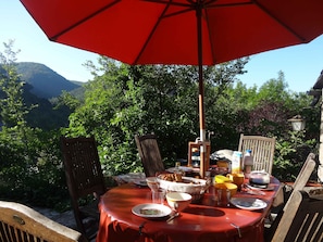Outdoor dining - Restored 17th century sheepfold with large grounds and private pool (Nant)