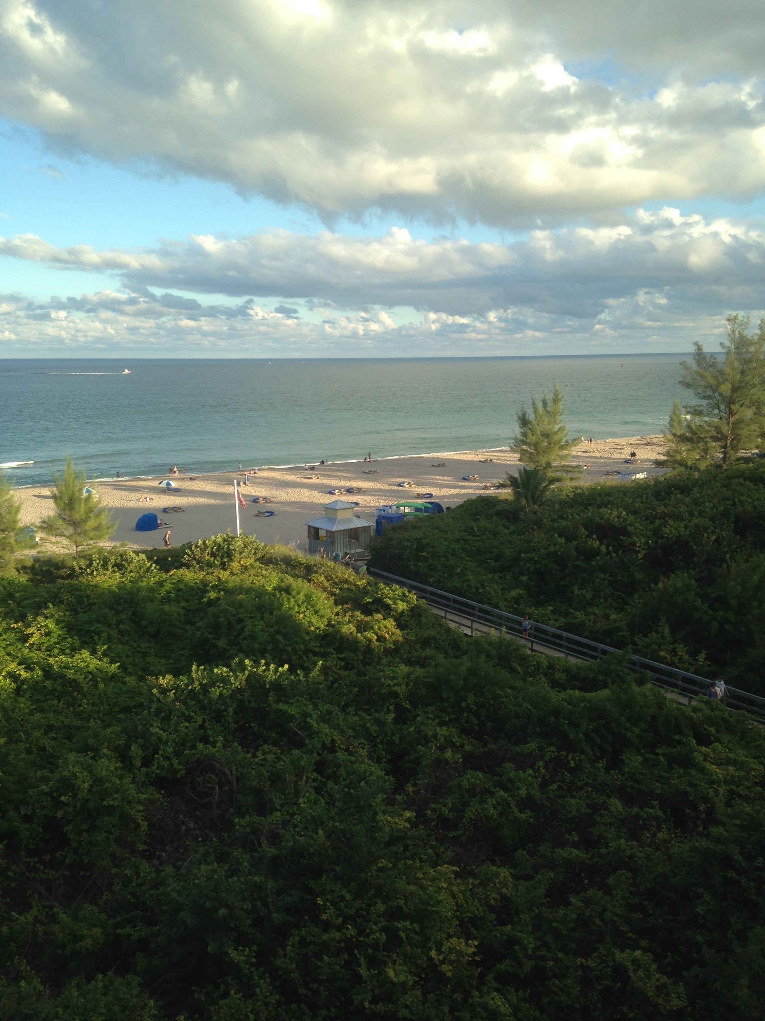 Ein Strand mit Zelten und blauem Himmel.