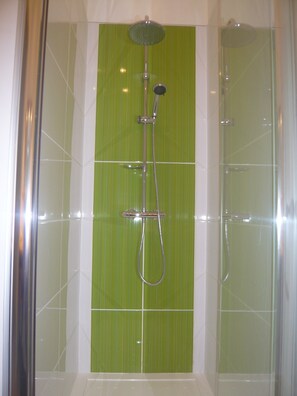 Douche, séchoir à cheveux, serviettes fournies, papier de toilette