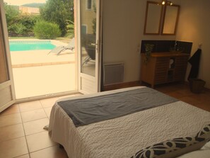 3 bedrooms, desk, iron/ironing board - Octon, Villa Plain-Pied, Swimming pool, Close to Salagou between Sea and Mountain (Octon)