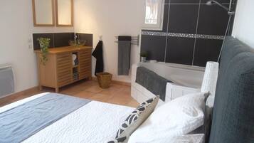 3 chambres, bureau, fer et planche Ă repasser