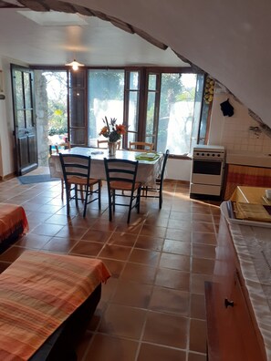 Dining - Cottage in the countryside "Hibiscus" (Lagorce)