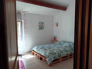 2 chambres, fer et planche à repasser, Wi-Fi, draps fournis