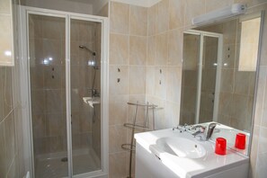 Douche, articles de toilette écologiques, séchoir à cheveux