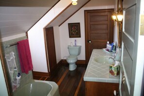 Badewanne, Haartrockner, Handtücher