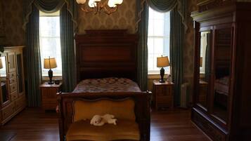 5 bedrooms, iron/ironing board, WiFi, bed sheets