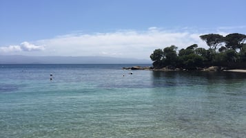 Plage à proximité, chaise longue