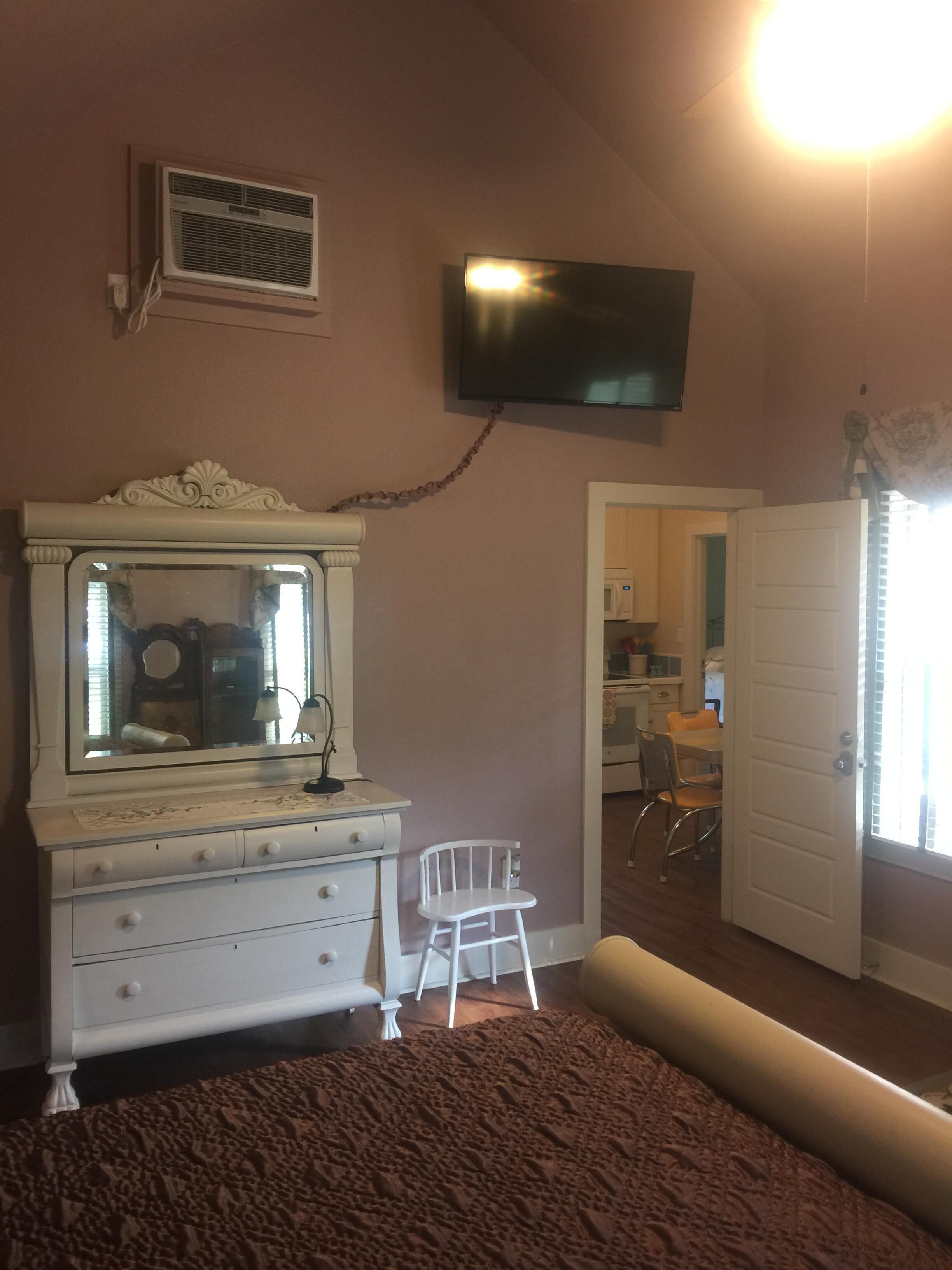 Charming Country Farmhouse 4 miles to Texas A&M