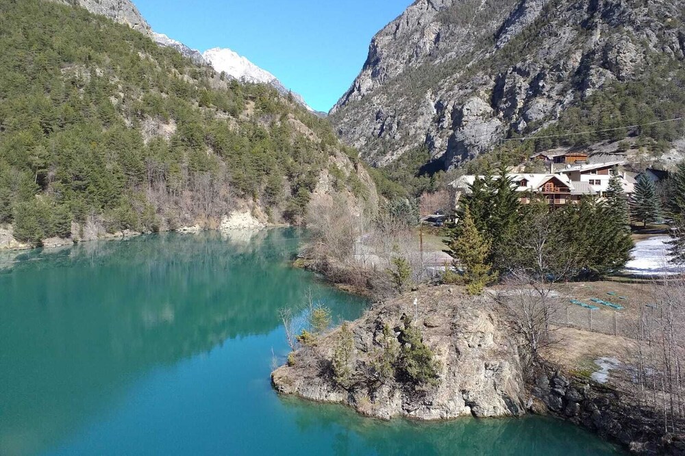 Beautiful apartment overlooking lake and mountain, near the slopes