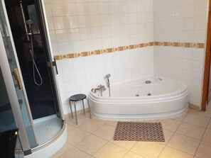 Ensemble douche/baignoire, sèche-cheveux
