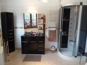 Kombination af bruser/badekar, hårtørrer