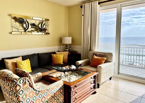 Een smart-tv, een dvd-speler, een tafeltennistafel en een stereo