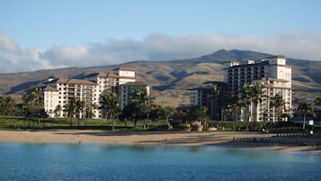 PĂ„ stranden, solstolar och strandhanddukar