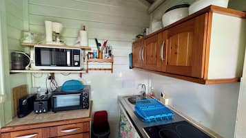 Geladeira, micro-ondas, fogĂŁo, cooktop