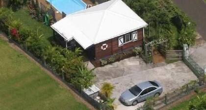 Charming bungalow with swimming pool, all comfort. Classified 3 *** by Atout France.