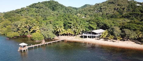 En la playa y toallas de playa