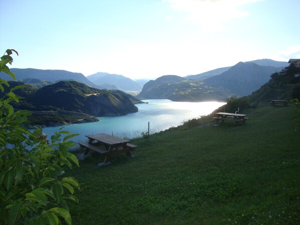 Outdoor dining - contemporary gite between Ubaye and Durance overlooking the Serre Ponçon lake (Le Sauze-Du-Lac)