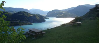 moderne gite mellom Ubaye og Durance med utsikt over Serre Ponçonsjøen