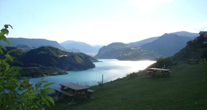 gßte contemporain entre Ubaye et Durance surplombant le lac de Serre Ponçon