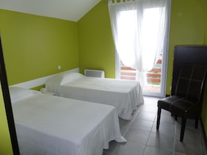 2 bedrooms, iron/ironing board, travel cot, WiFi - contemporary gite between Ubaye and Durance overlooking the Serre Ponçon lake (Le Sauze-Du-Lac)