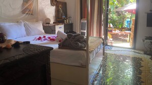 1 bedroom, in-room safe, travel crib, WiFi - Studio le petit Marrakech, ILE DE NGOR Private boat swimming pool and Jaccuzi Air conditioning (Dakar)